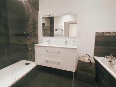 Salle de bains dans l'établissement Okera