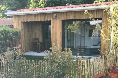 Jardin de l'établissement Charmante Cabane Bois