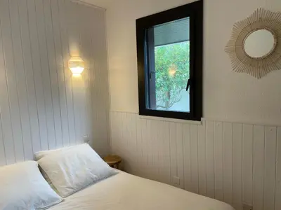 Un ou plusieurs lits dans un hébergement de l'établissement Appartement à Seignosse océan 2 chb et jardin