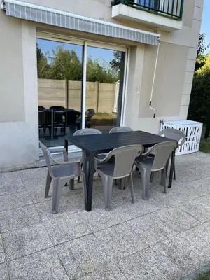 Balcon ou terrasse dans l'établissement Superbe appartement proche de tout, climatisé.