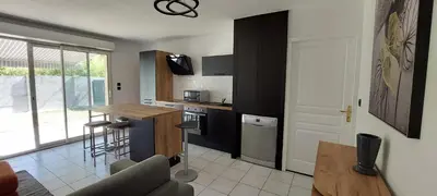 Cuisine ou kitchenette dans l'établissement Superbe appartement proche de tout, climatisé.