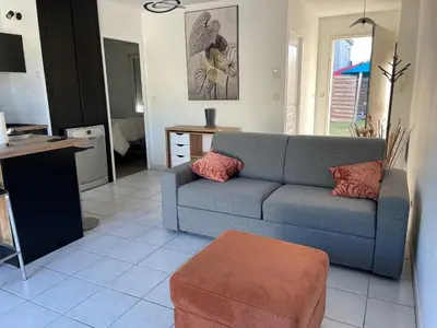 Coin salon dans l'établissement Superbe appartement proche de tout, climatisé.