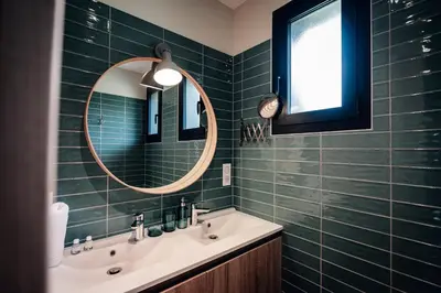 Salle de bains dans l'établissement La Maison des Pins contis