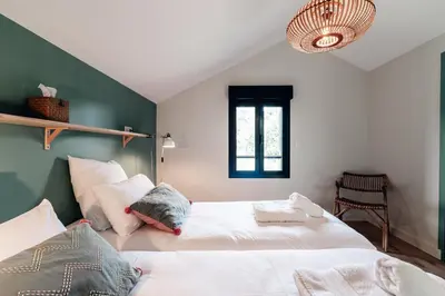 Un ou plusieurs lits dans un hébergement de l'établissement La Maison des Pins contis