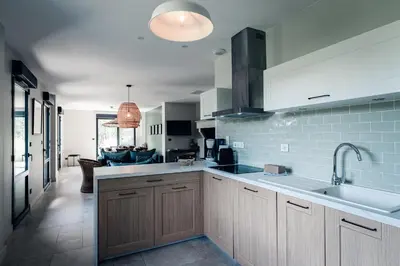 Cuisine ou kitchenette dans l'établissement La Maison des Pins contis
