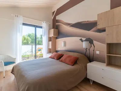 Un ou plusieurs lits dans un hébergement de l'établissement Villa familiale 10 pers. à Biscarrosse avec piscine chauffée, près du lac et des pistes cyclables - FR-1-319-488