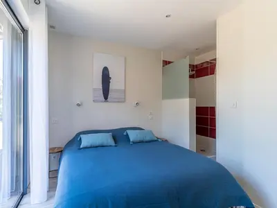 Un ou plusieurs lits dans un hébergement de l'établissement Villa familiale 10 pers. à Biscarrosse avec piscine chauffée, près du lac et des pistes cyclables - FR-1-319-488