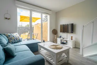Télévision ou salle de divertissement dans l'établissement LES RENARDS - Charmante petite maison au port de la Teste