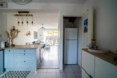 Cuisine ou kitchenette dans l'établissement LES RENARDS - Charmante petite maison au port de la Teste