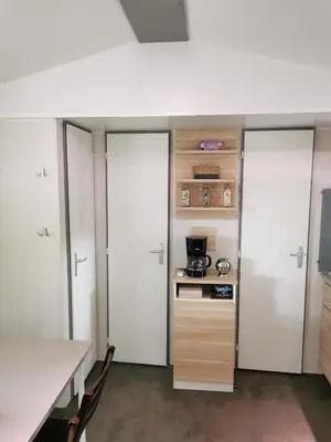 Cuisine ou kitchenette dans l'établissement MOBIL HOME Climatisé G058