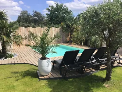 Piscine de l'établissement Maison avec piscine, jaccuzi, hammam à 800 m du lac ou située à proximité
