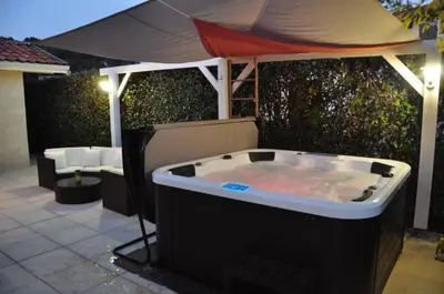 Plan de l'établissement Maison avec piscine, jaccuzi, hammam à 800 m du lac