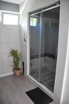 Salle de bains dans l'établissement Maison avec piscine, jaccuzi, hammam à 800 m du lac