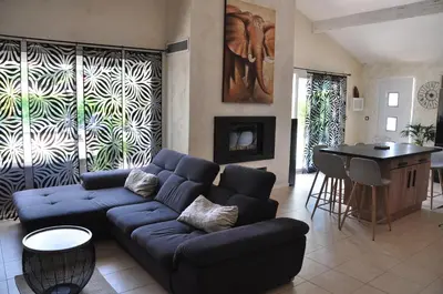 Coin salon dans l'établissement Maison avec piscine, jaccuzi, hammam à 800 m du lac