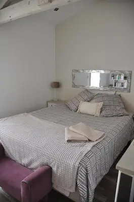 Un ou plusieurs lits dans un hébergement de l'établissement Maison avec piscine, jaccuzi, hammam à 800 m du lac