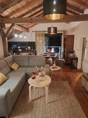 Coin salon dans l'établissement Maisonnette vue sur forêt