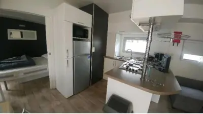 Cuisine ou kitchenette dans l'établissement MH 462 Les dunes de Contis 2 chambres et 2 salles de bains dans camping 4 étoiles