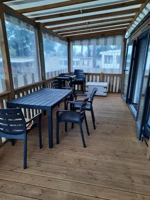 Restaurant ou autre lieu de restauration dans l'établissement Mobil home neuf, tout confort, aux Dunes de Contis