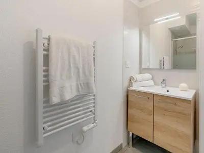 Salle de bains dans l'établissement Apartment Soleil Couchant B03 by Interhome