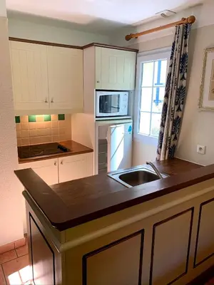 Cuisine ou kitchenette dans l'établissement cottage « maison du golf » à Moliets