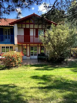 Jardin de l'établissement cottage « maison du golf » à Moliets