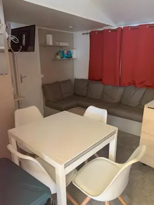 Coin salon dans l'établissement MOBIL-HOME RECENT 6 personnes PAYS BASQUE