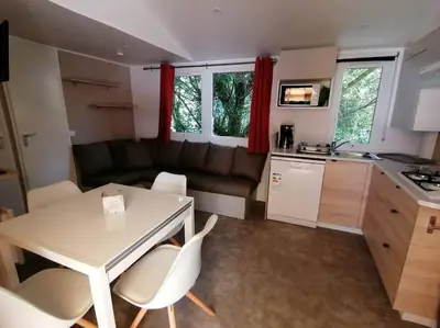 Cuisine ou kitchenette dans l'établissement MOBIL-HOME RECENT 6 personnes PAYS BASQUE