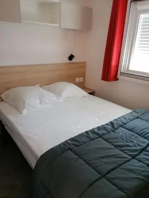 Un ou plusieurs lits dans un hébergement de l'établissement MOBIL-HOME RECENT 6 personnes PAYS BASQUE
