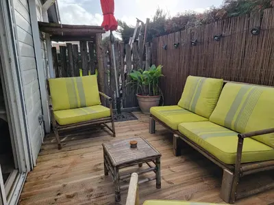 Coin salon dans l'établissement Maison 47m2 climatisé, piscine,linge fourni