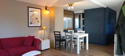 Coin salon dans l'établissement Maison 47m2 climatisé, piscine,linge fourni