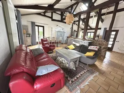 Coin salon dans l'établissement La bergerie des Landes