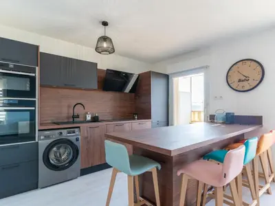 Cuisine ou kitchenette dans l'établissement Appartement T3 rénové face à la dune, 6 pers., piscine, plage à pied - Biscarrosse - FR-1-319-489