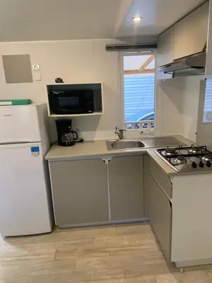 Cuisine ou kitchenette dans l'établissement Mobil home 6 personnes camping 4* Mimizan