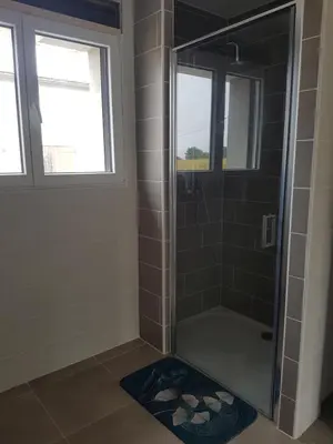 Salle de bains dans l'établissement Gîte paisible rénové