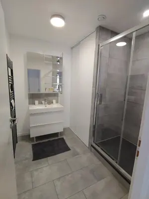 Salle de bains dans l'établissement Maison d’hôte neuve : T2 pour 4 voyageurs