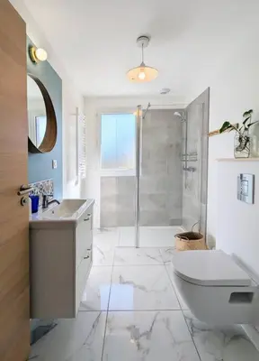 Salle de bains dans l'établissement Nature & mer avec terrasse et aire de jeu - Jasmin