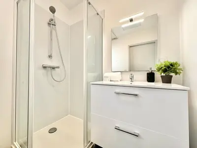 Salle de bains dans l'établissement Le Tropical - Clim - Terrasse - Parking - Spacieux