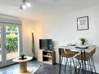 Télévision ou salle de divertissement dans l'établissement Le Tropical - Clim - Terrasse - Parking - Spacieux