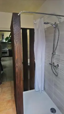 Salle de bains dans l'établissement Maison classée 50m océan de 2 à 12 personnes
