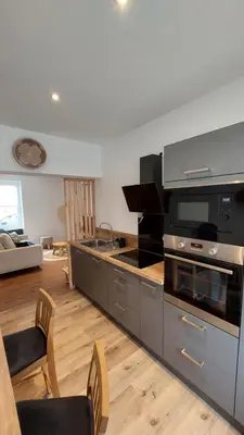 Cuisine ou kitchenette dans l'établissement Un logement cosy proche des Ports