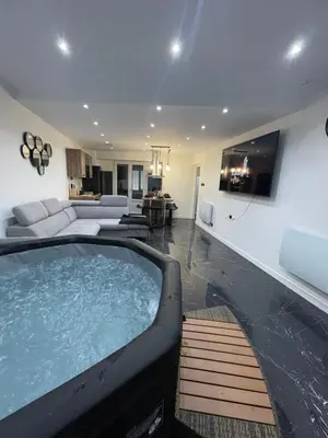 Télévision ou salle de divertissement dans l'établissement Appartement hors du commun avec son jacuzzi
