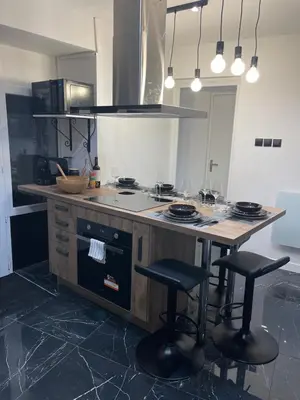 Cuisine ou kitchenette dans l'établissement Appartement hors du commun avec son jacuzzi