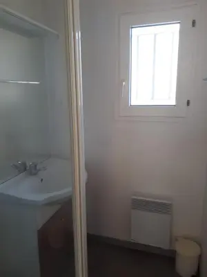 Salle de bains dans l'établissement chalet Le Ticaco Soustons plage avec WiFi satellite