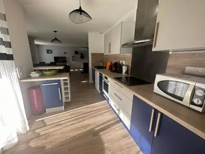 Cuisine ou kitchenette dans l'établissement Belle Maison MALOU climatisée calme, piscine, jacuzzi 3km plage Labenne Capbreton