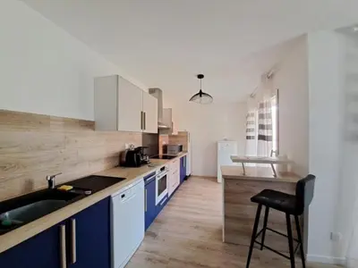 Cuisine ou kitchenette dans l'établissement Belle Maison MALOU climatisée calme, piscine, jacuzzi 3km plage Labenne Capbreton