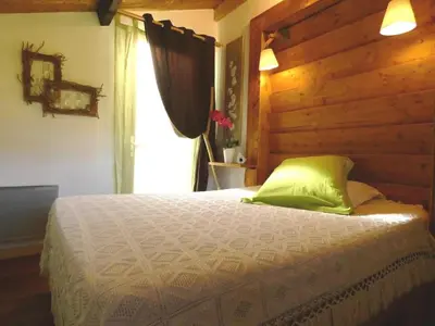 Un ou plusieurs lits dans un hébergement de l'établissement Gîte l'Atelier Bois
