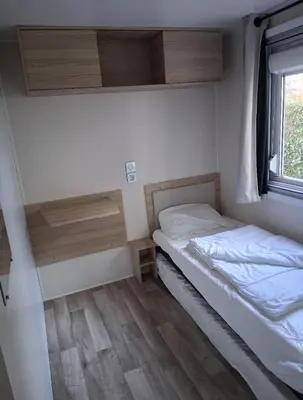 Un ou plusieurs lits dans un hébergement de l'établissement Charmant mobil-home N°698 3ch tout confort au calme
