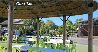 Restaurant ou autre lieu de restauration dans l'établissement Charmant mobil-home N°698 3ch tout confort au calme