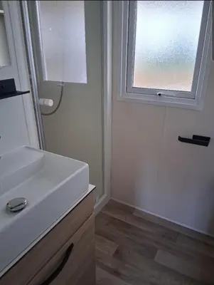 Salle de bains dans l'établissement Charmant mobil-home N°698 3ch tout confort au calme