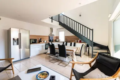 Cuisine ou kitchenette dans l'établissement Ravissante maison 3* avec jacuzzi proche lac